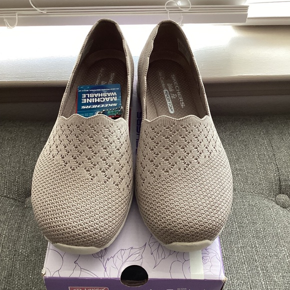 Skechers Women's Max Cushioning Seager - Stat Slip-On Wide Width Casual Sneakers - Picture 1 of 12